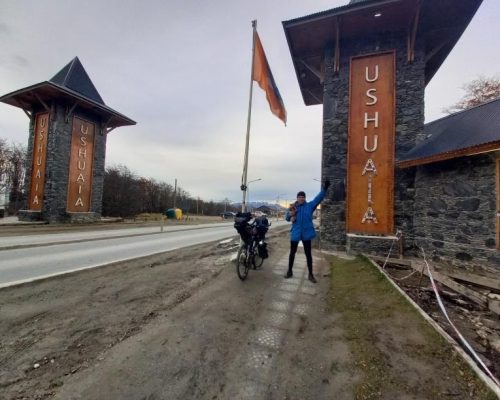 Ciclista conclui travessia da Bahia até Ushuaia