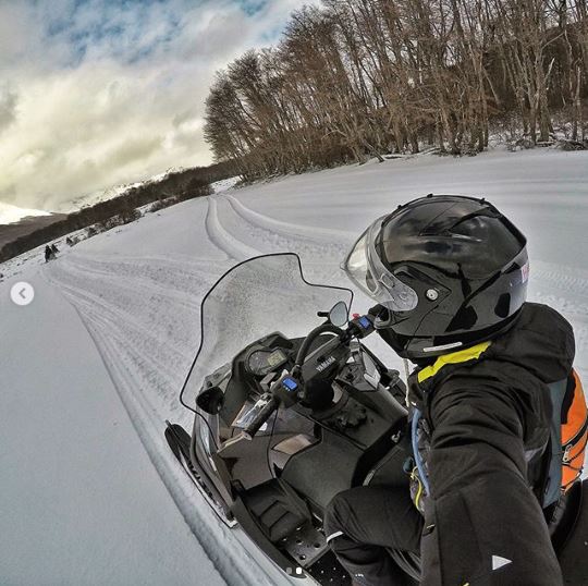 Rota de Snowmobile em Ushuaia, passando por paisagens incríveis, rodeadas de arvores e muita neve.