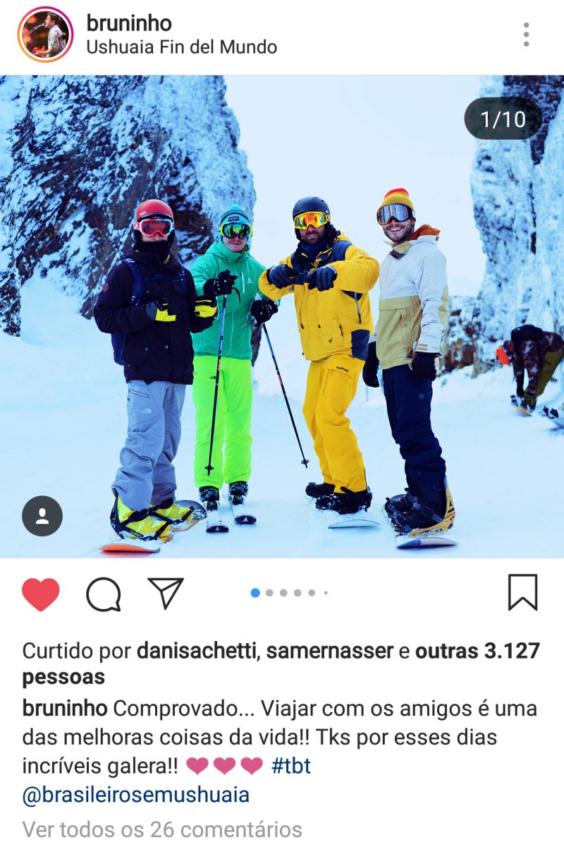 Fotografia tirada do Instagram "bruninho" do canto Bruninho Cerri. Quatro homens ao centro da imagem vestidos com roupas de inverno devido ao clima rigoroso da Terra do Fogo. Em segundo plano, montanhas cobertas de neve.