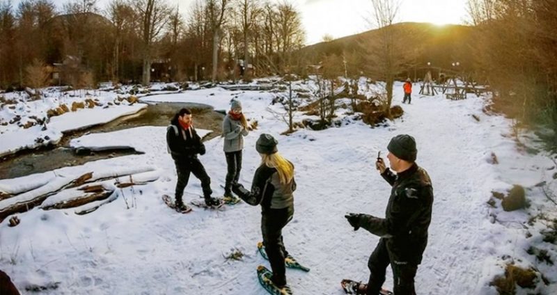 Turma de amigos esquiando na neve durante o inverno em Ushuaia | Brasileiros em Ushuaia