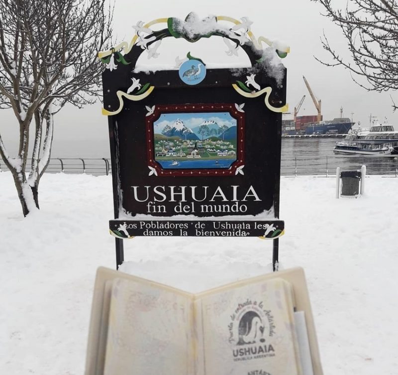 Placa 'Ushuaia - fin del mundo' Inverno em Ushuaia