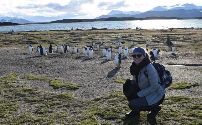 Bruna Bartolomei com Pinguins - Blog Contanto as Horas conhece Ushuaia | Brasileiros em Ushuaia
