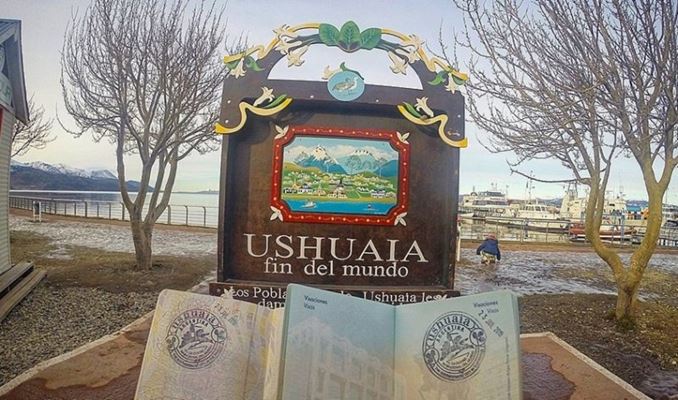 Placa Ushuaia e Selos no Passaporte Luiza e Matheus do Blog Casal Mil conhecem Ushuaia, El Calafate e Mendoza | Brasileiros em Ushuaia