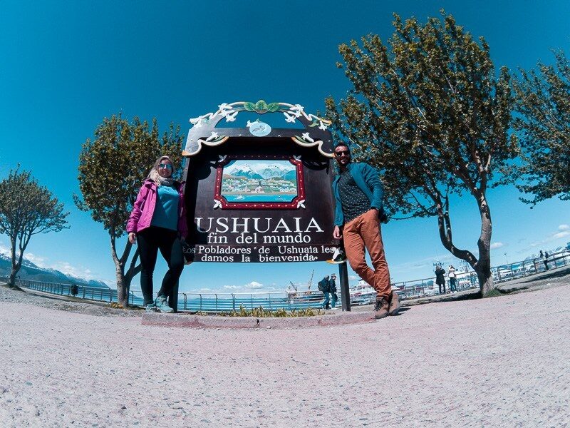 Placa Ushuaia Camila e Thiago do Blog Casal Ventura conhecem Ushuaia | Brasileiros em Ushuaia
