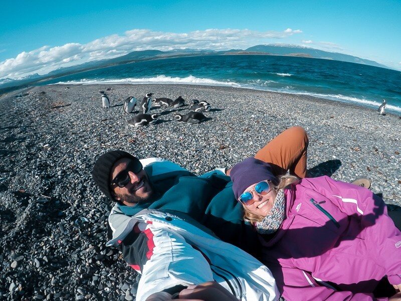 Pinguinera Camila e Thiago do Blog Casal Ventura conhecem Ushuaia | Brasileiros em Ushuaia
