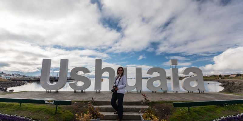 Silvia - Blog Suas Próximas Viagens - Letreiro Ushuaia | Brasileiros em Ushuaia