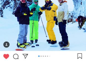 Fotografia tirada do Instagram "bruninho" do canto Bruninho Cerri. Quatro homens ao centro da imagem vestidos com roupas de inverno devido ao clima rigoroso da Terra do Fogo. Em segundo plano, montanhas cobertas de neve.