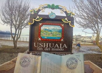 Placa Ushuaia e Selos no Passaporte Luiza e Matheus do Blog Casal Mil conhecem Ushuaia, El Calafate e Mendoza | Brasileiros em Ushuaia